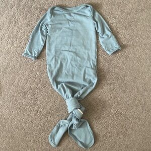MARLOWE & CO blue organic knotted baby gown, 0-3M.